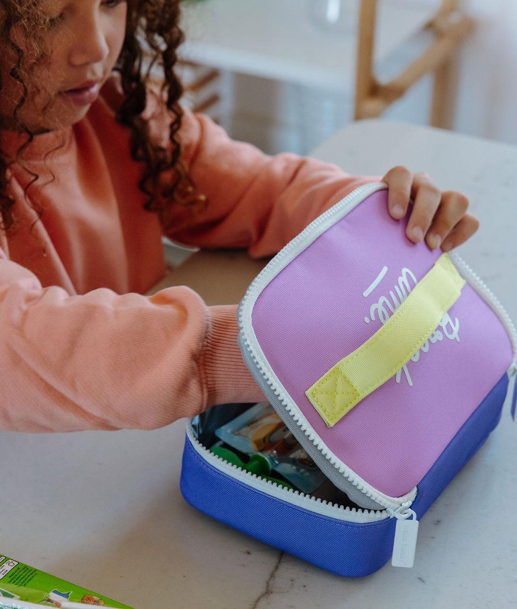 Saco de lanche infantil violeta e azul com pega amarela Hello Hossy