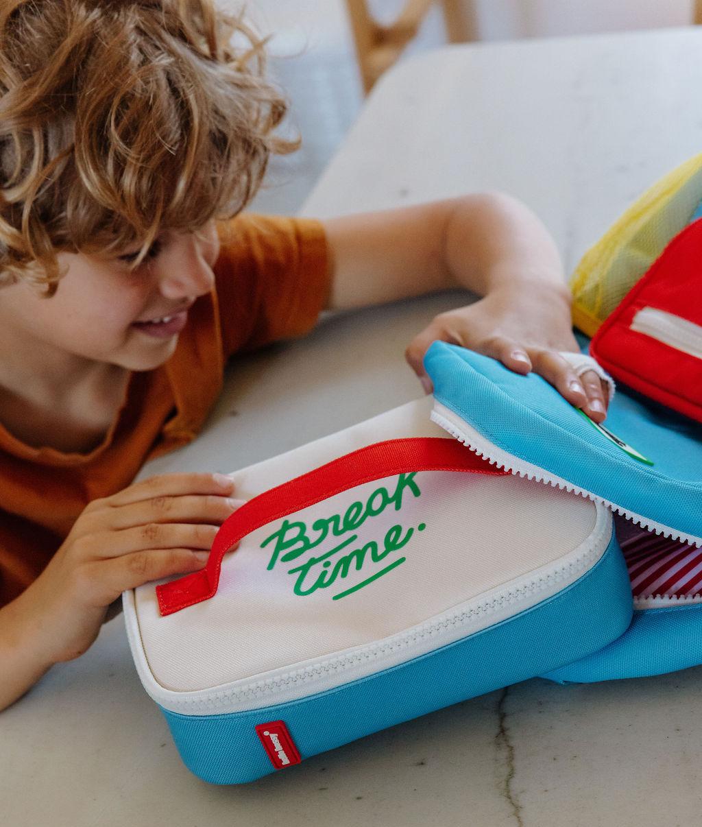 Saco de lanche infantil azul com escrita verde e detalhe vermelho Hello Hossy