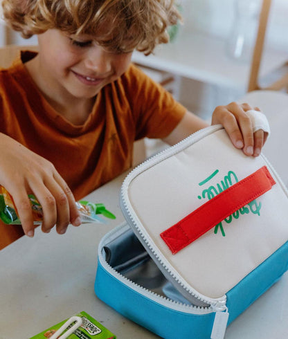 Saco de lanche infantil azul branco, pega vermelha e inscrição verde Hello Hossy