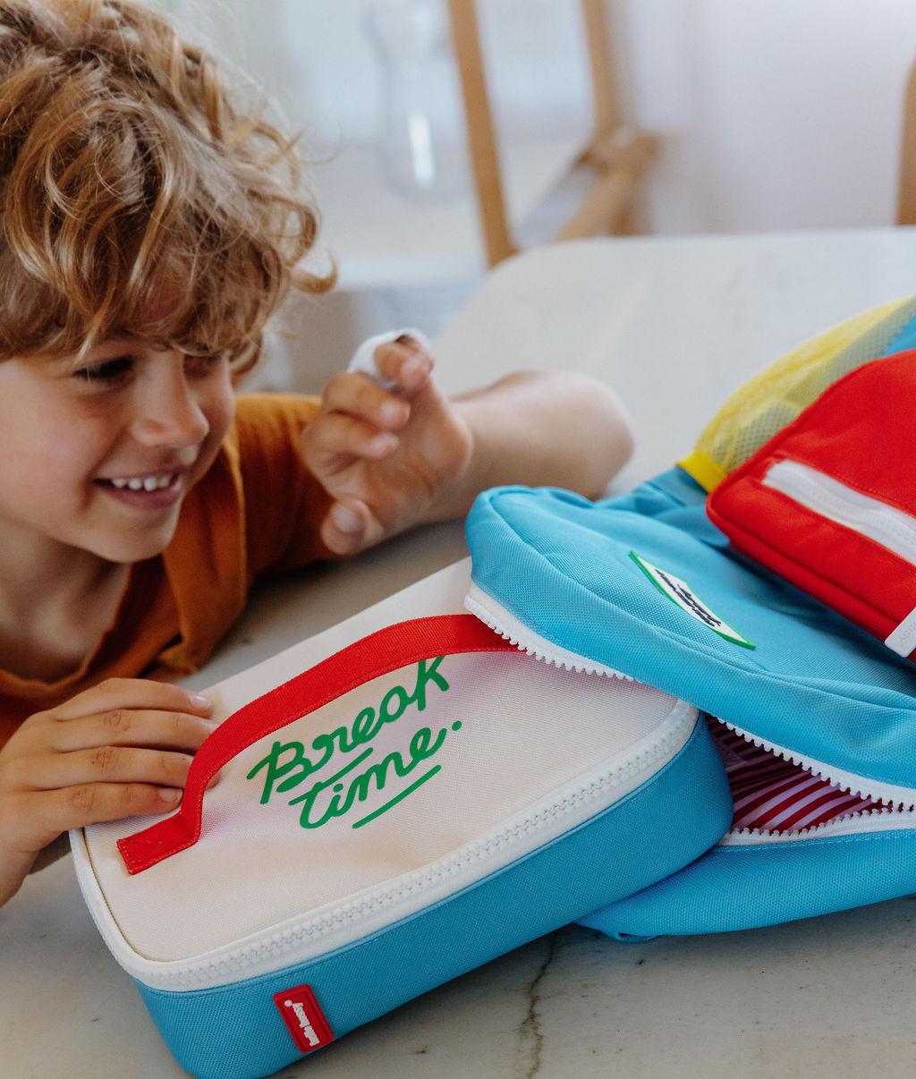 Saco de lanche infantil azul com texto verde e detalhe vermelho Hello Hossy