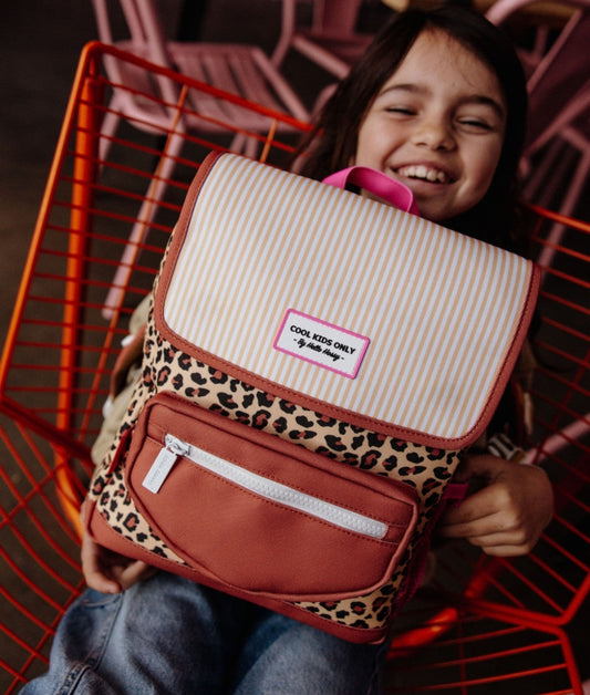 Mochila infantil bege com estampado leopard, bolso frontal Hello Hossy