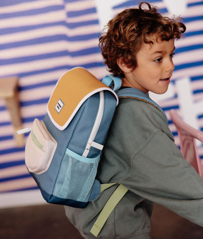 Mochila infantil azul com bolso bege e aba Camel Hello Hossy