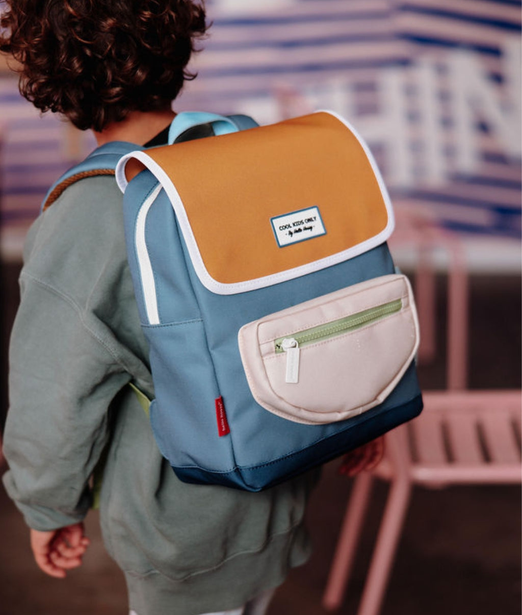 Mochila infantil azul bicolor com bolso frontal bege Hello Hossy