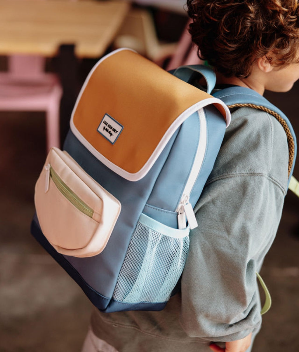 Mochila infantil azul com aba Camel e bolso frontal rosa Hello Hossy