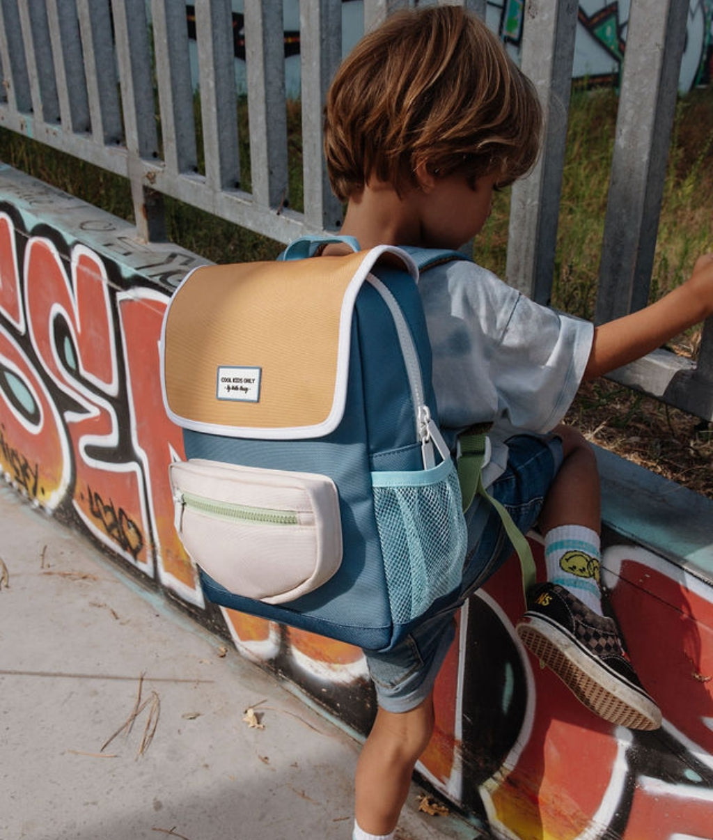 Mochila infantil azul e bege com bolso em rede branca Hello Hossy