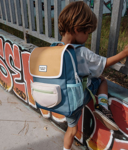 Mochila infantil azul e bege com bolso em rede branca Hello Hossy