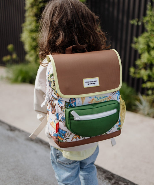 Mochila infantil creme com padrão de viagem, bolso verde Hello Hossy