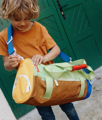 Saco de desporto infantil verde, castanho e azul, detalhe de fecho branco Hello Hossy
