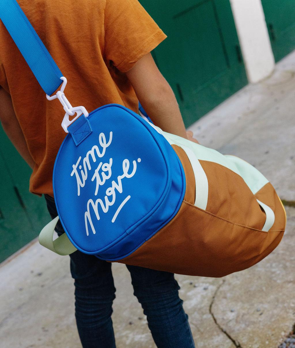 Saco de desporto infantil castanho e azul com inscrição branca Hello Hossy