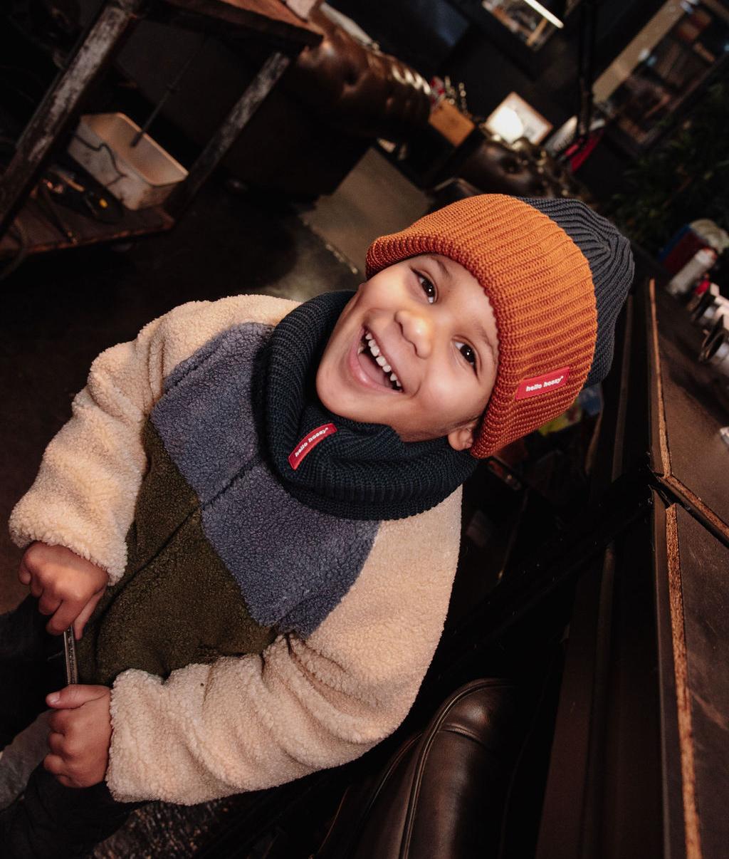 Rapaz a usar a gola de malha Cocoon Blacky com o gorro Flow Blacky a condizer - foto lifestyle - Hello Hossy