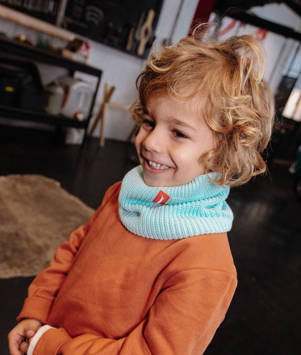 Menino a usar o cachecol de malha Cocoon Candy - foto lifestyle - Hello Hossy