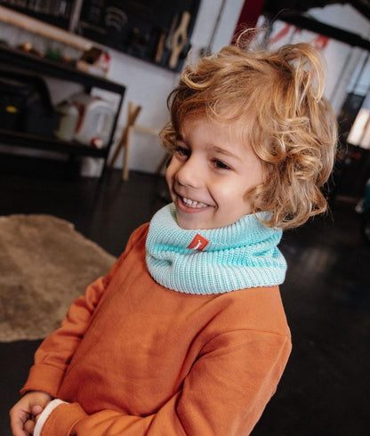 Menino a usar o cachecol de malha Cocoon Candy - foto lifestyle - Hello Hossy