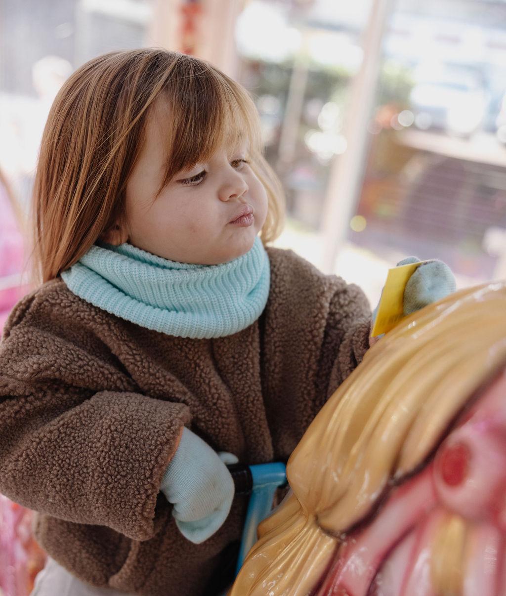 Snood de malha polar Cocoon Candy usado por uma rapariga com as luvas Handy Candy a combinar – foto lifestyle – Hello Hossy
