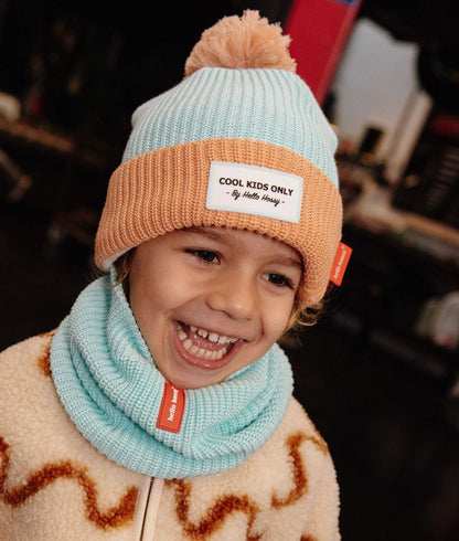 Rapaz a usar o cachecol tubular Cocoon Candy em malha forrada a polar, com o gorro Color Block Candy a combinar - foto lifestyle - Hello Hossy