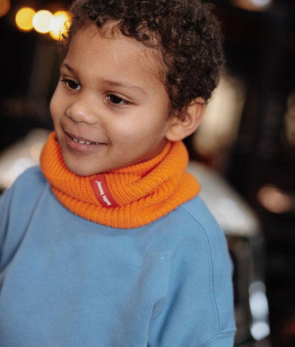 Snood em malha polar Cocoon Indie usado por um rapaz – foto lifestyle – Hello Hossy