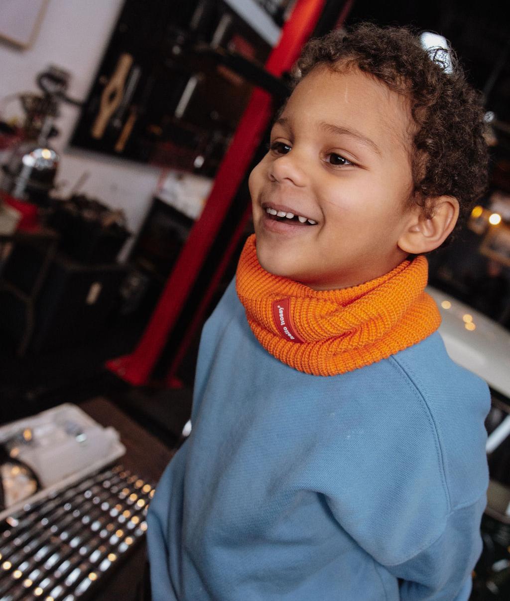 Gola de malha com forro polar Cocoon Indie usada por uma criança - foto lifestyle – Hello Hossy