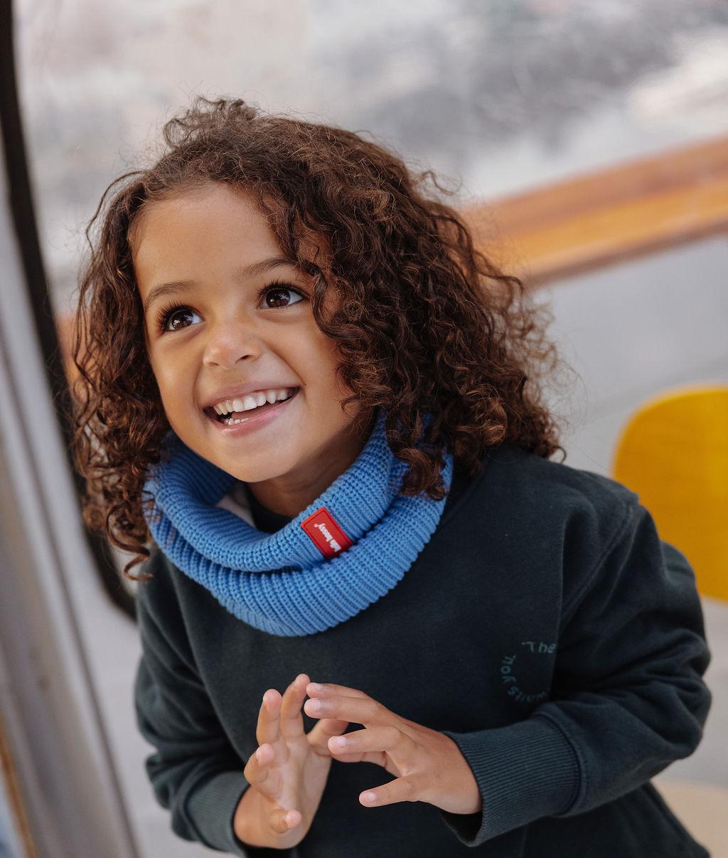 Snood infantil azul em malha canelada com etiqueta vermelha Hello Hossy
