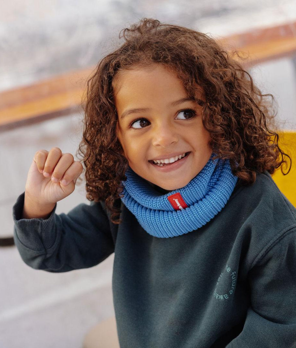 Criança a usar Snood azul em algodão de malha fina com detalhe vermelho, Hello Hossy