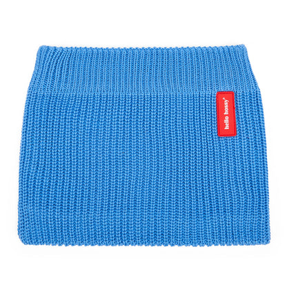 Snood infantil de malha azul com etiqueta vermelha Hello Hossy
