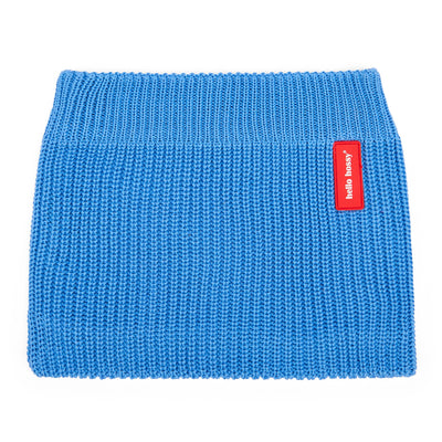 Snood infantil de malha azul com etiqueta vermelha Hello Hossy