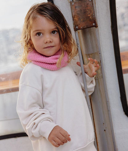 Criança a usar Snood rosa em malha canelada com forro polar Hello Hossy