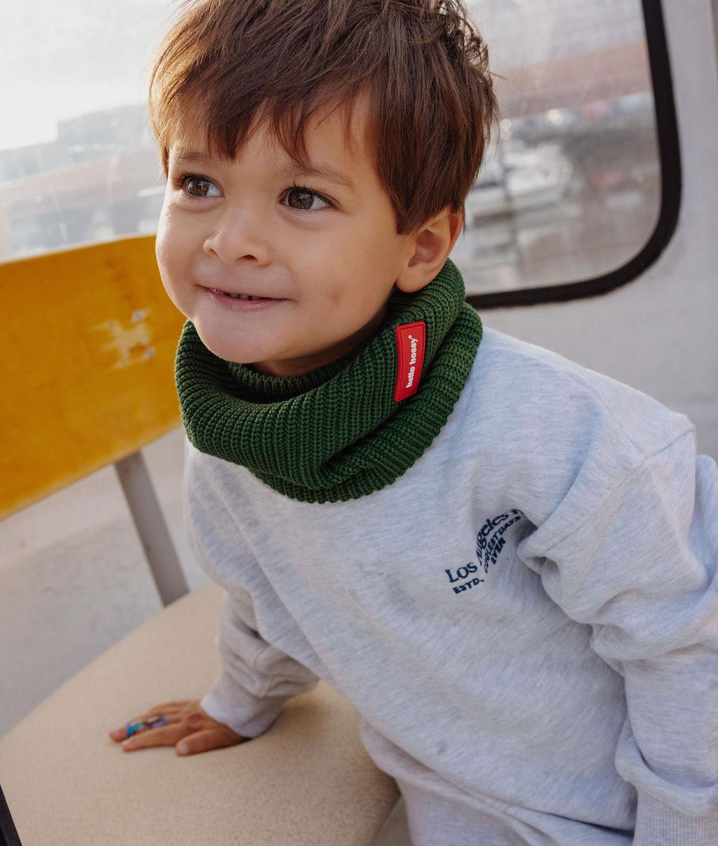 Snood infantil verde canelado com etiqueta vermelha Hello Hossy