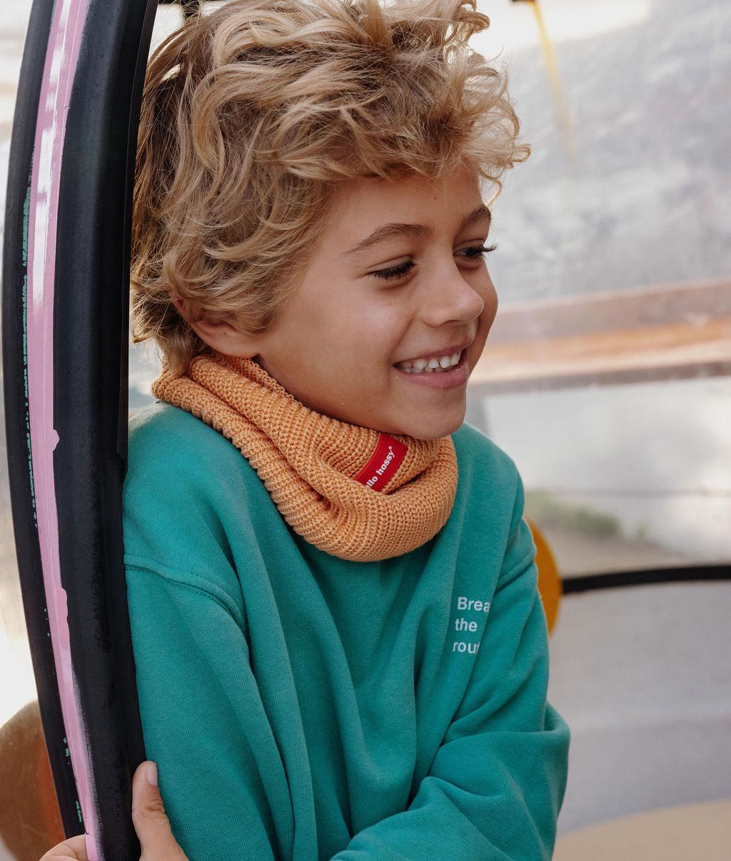 Snood infantil Camel em malha grossa, etiqueta vermelha Hello Hossy