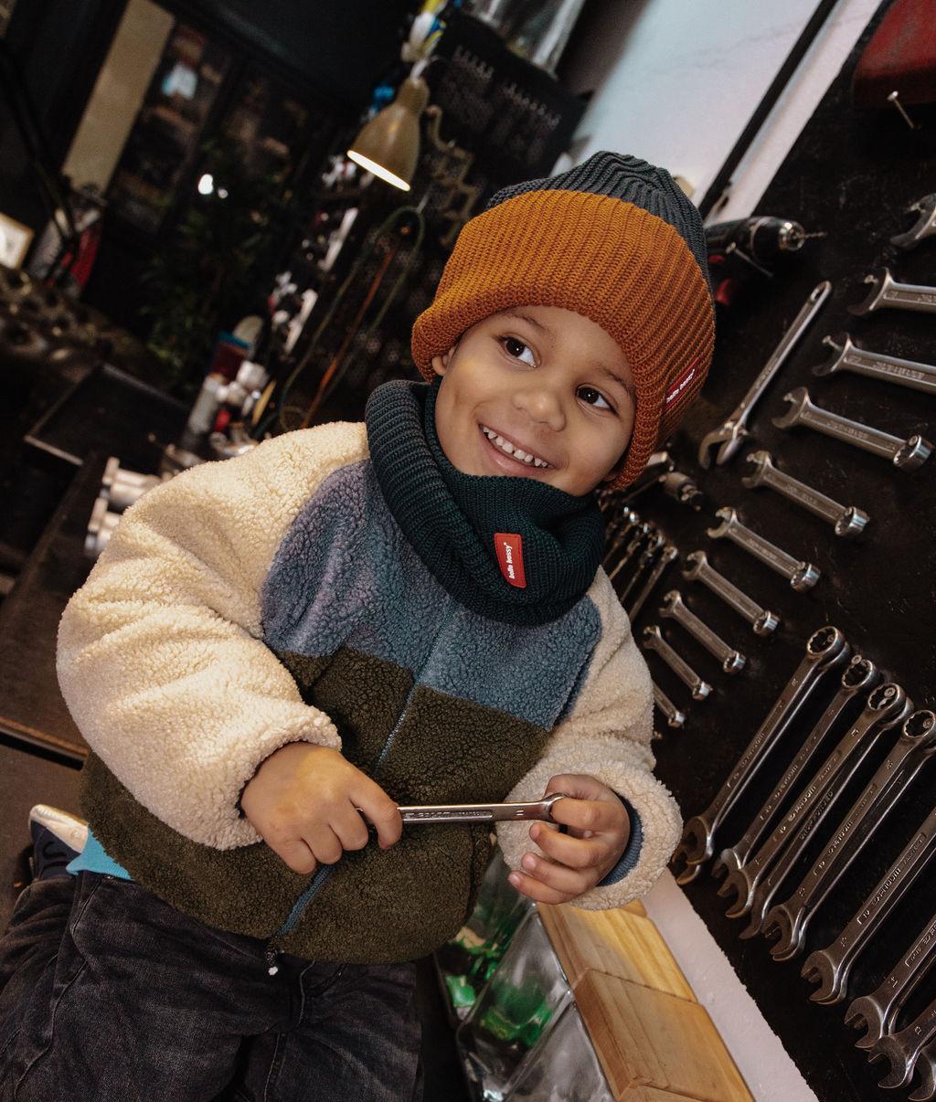 Menino a usar o Snood em malha polar Cocoon Polo com o duo de gorro Flow Polo – foto lifestyle – Hello Hossy