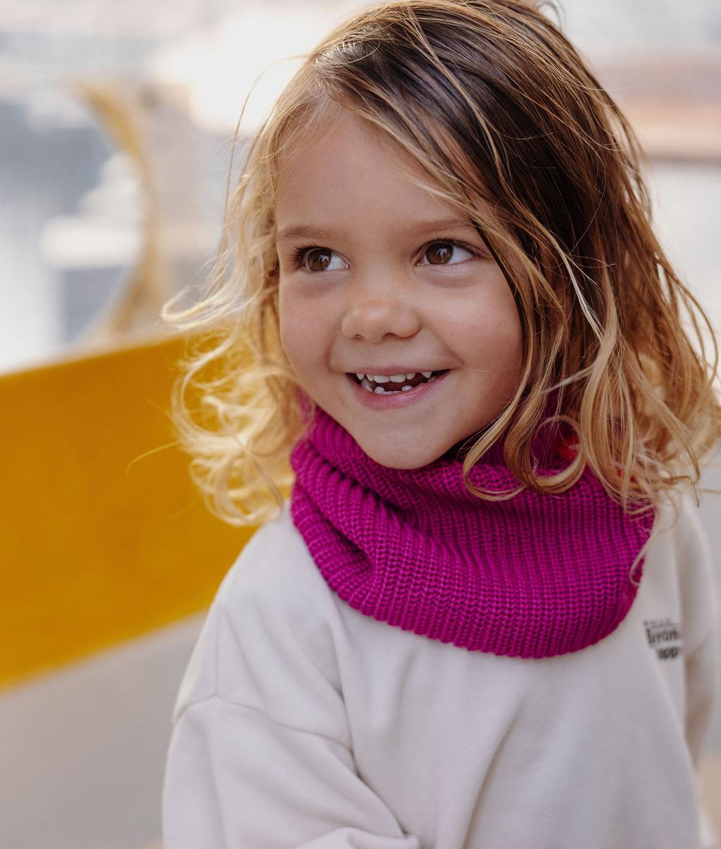 Criança a usar snood violeta em malha grossa Hello Hossy