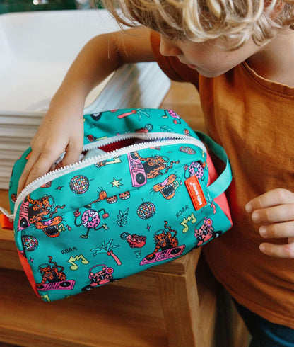 Nécessaire infantil verde e coral com estampado de música e animais, detalhe do fecho Hello Hossy