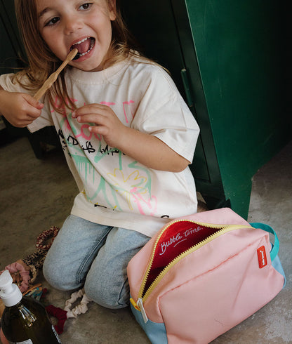 Nécessaire infantil rosa, fecho amarelo, forro vermelho Hello Hossy