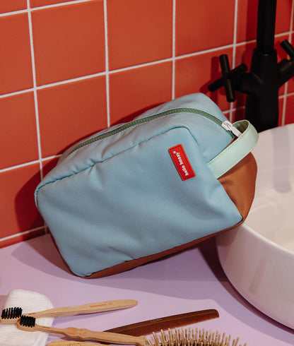 Nécessaire infantil azul, etiqueta vermelha, rebordo castanho Hello Hossy