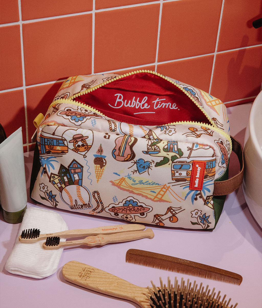 Nécessaire infantil creme com padrão de viagem e forro vermelho Hello Hossy