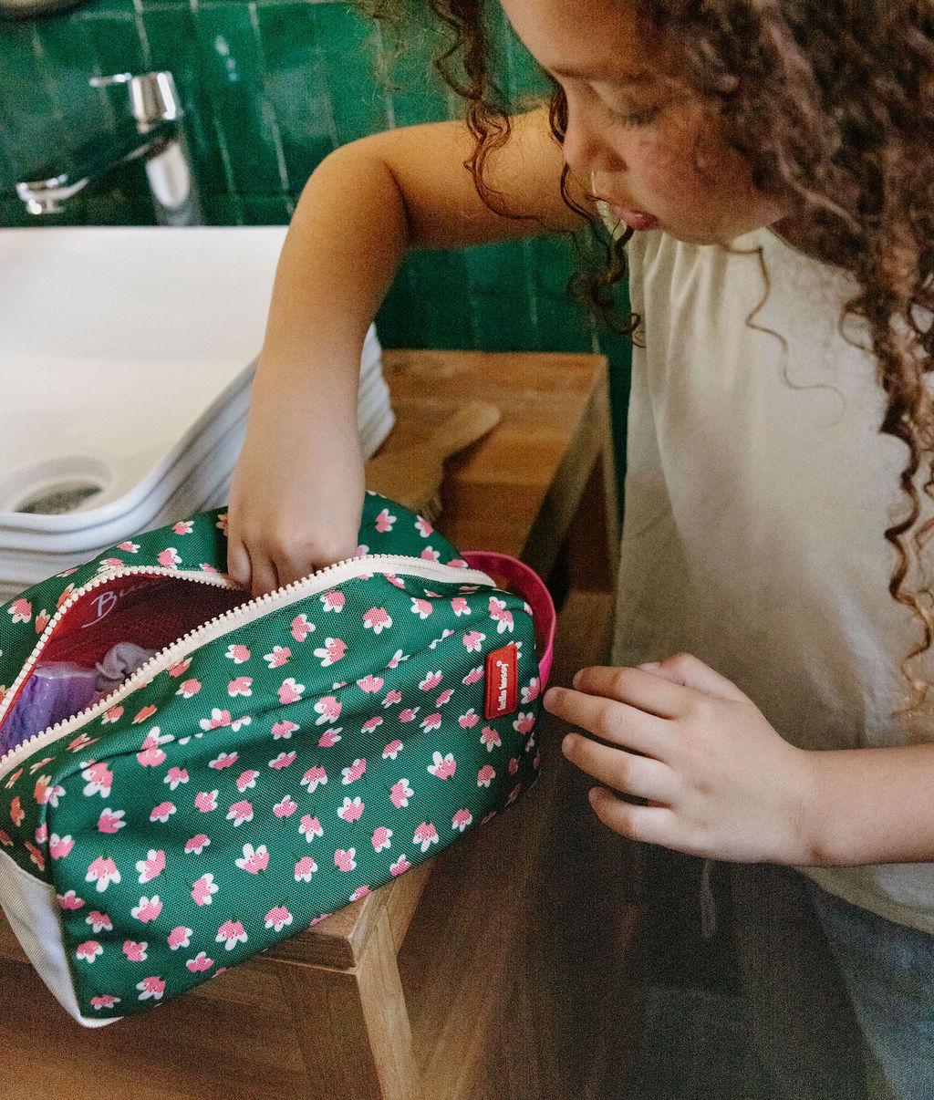 Nécessaire infantil verde com estampado de flores, detalhe de fecho rosa Hello Hossy