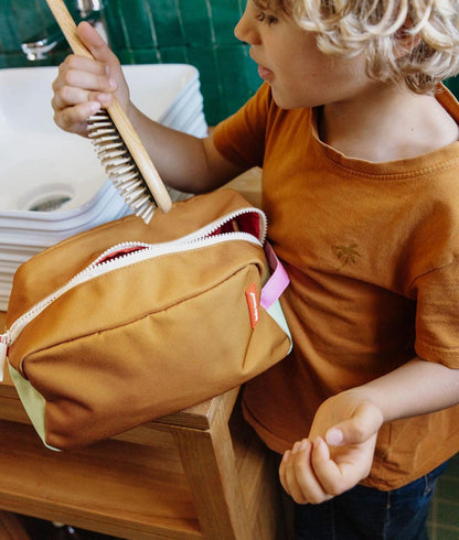 Nécessaire infantil Camel e verde, detalhe de fecho branco Hello Hossy