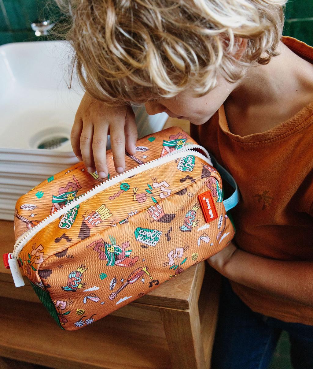 Nécessaire infantil Camel, estampado de música, detalhe de fecho Hello Hossy