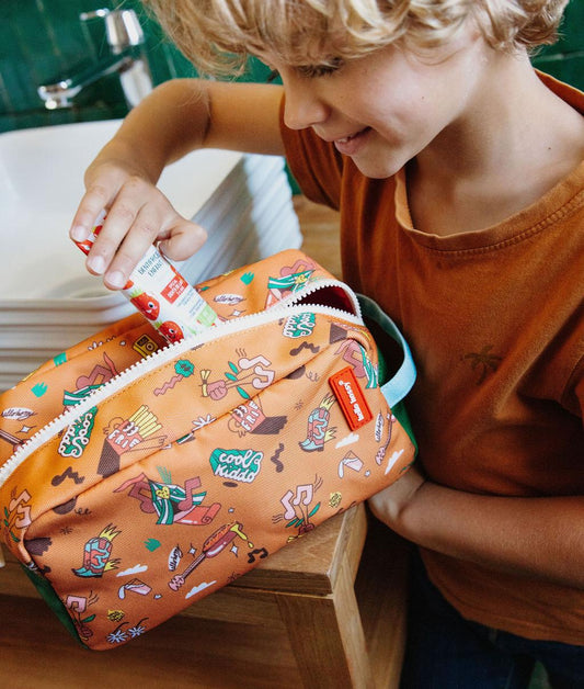 Nécessaire infantil Camel com estampado de música, detalhe do bolso Hello Hossy