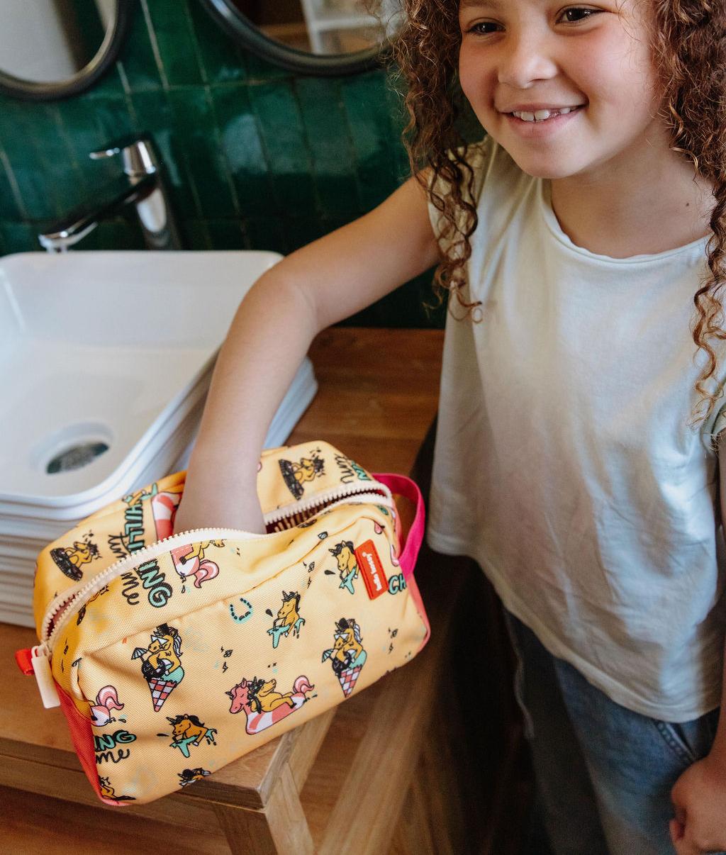 Nécessaire infantil amarelo com estampado de unicórnios rosa Hello Hossy