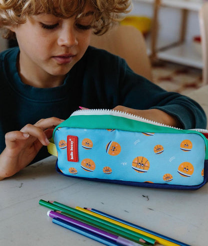 Estojo escolar infantil azul com padrão de basquetebol Hello Hossy