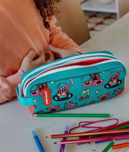 Estojo escolar infantil verde e coral com padrão de animais e fecho duplo Hello Hossy