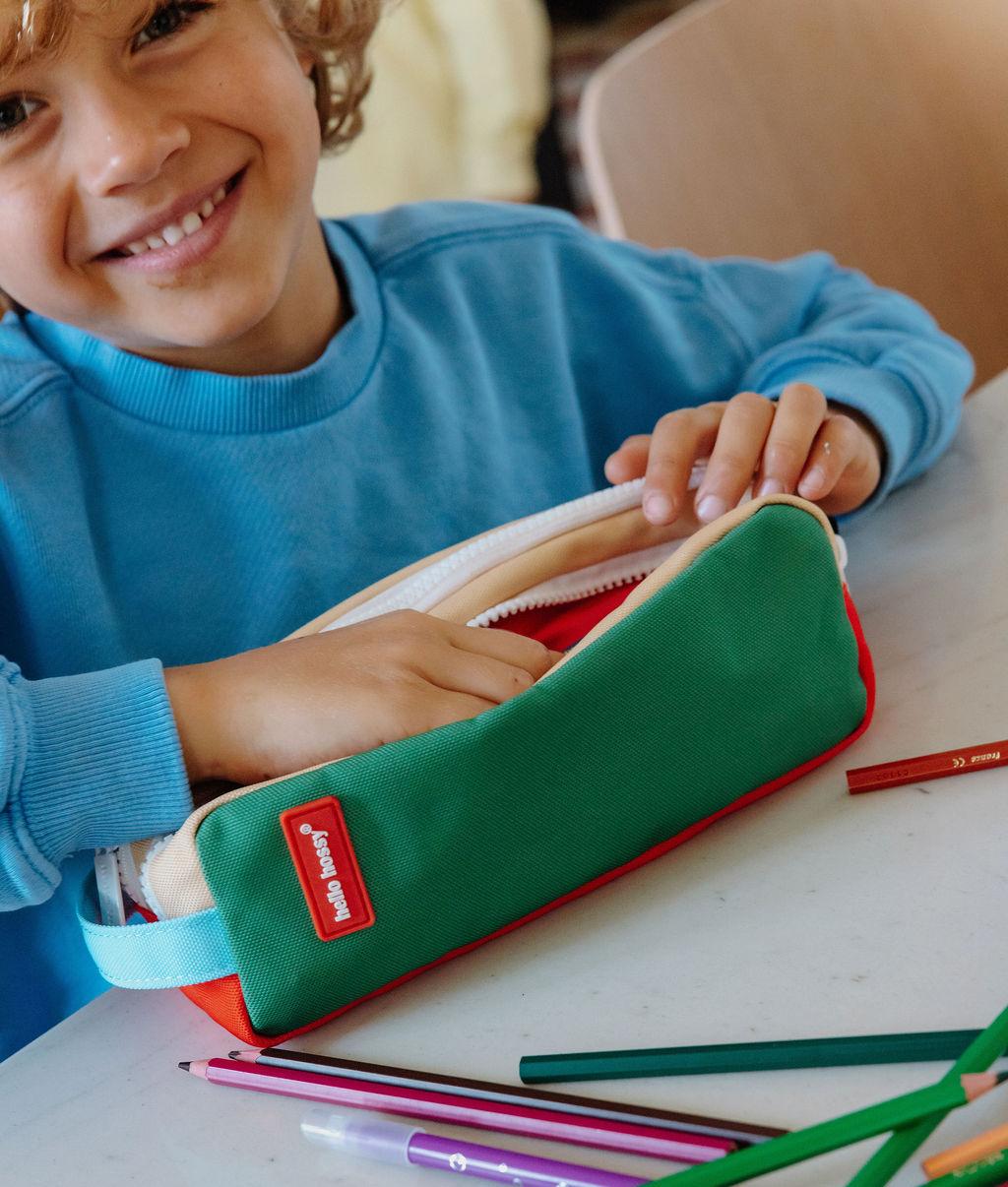 Estojo escolar infantil verde com vários compartimentos, detalhe Hello Hossy