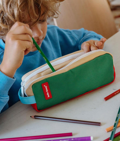 Estojo escolar infantil verde e bege, detalhes vermelhos, compartimento duplo Hello Hossy