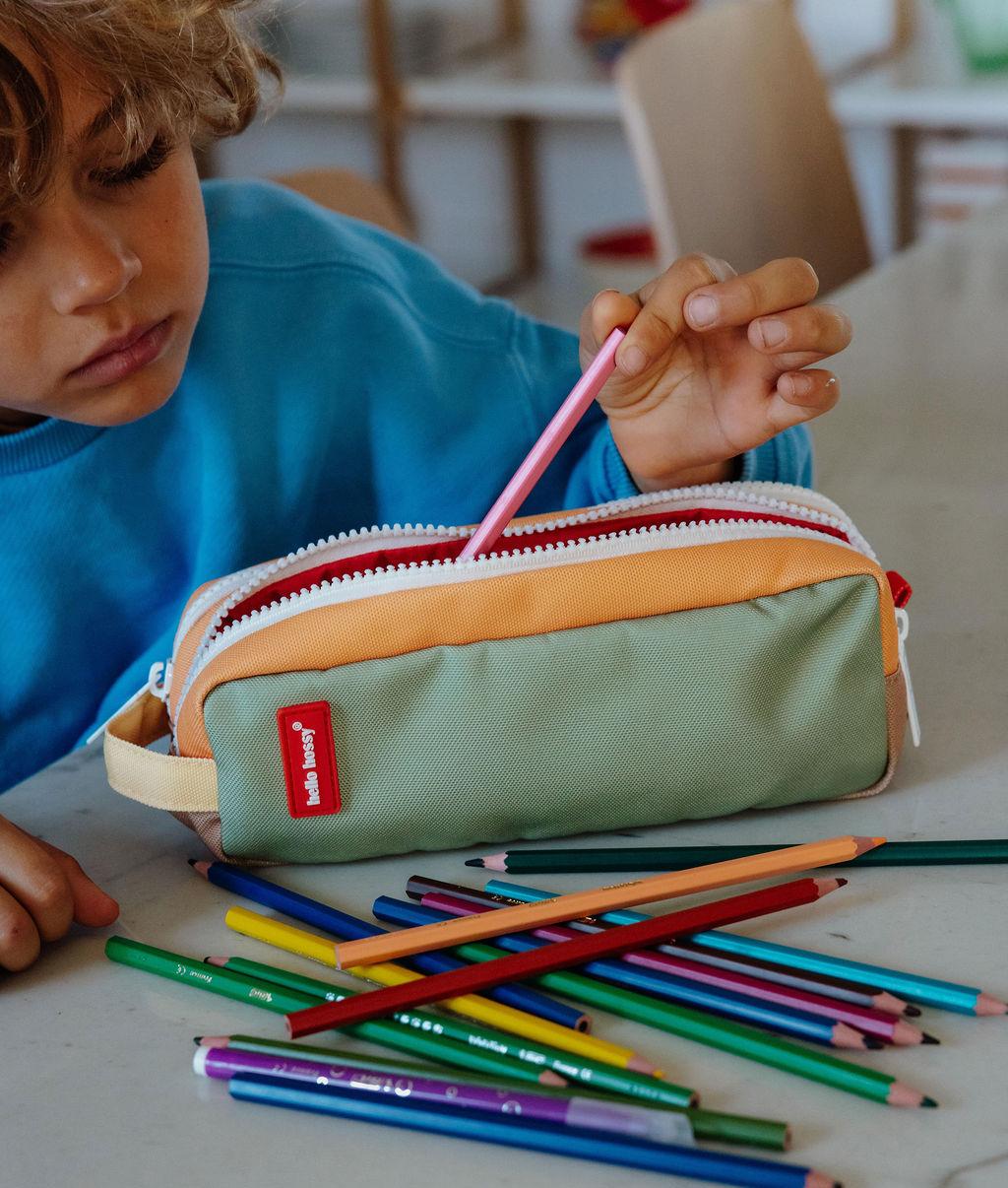 Estojo escolar infantil verde com compartimento duplo e fecho de correr Hello Hossy