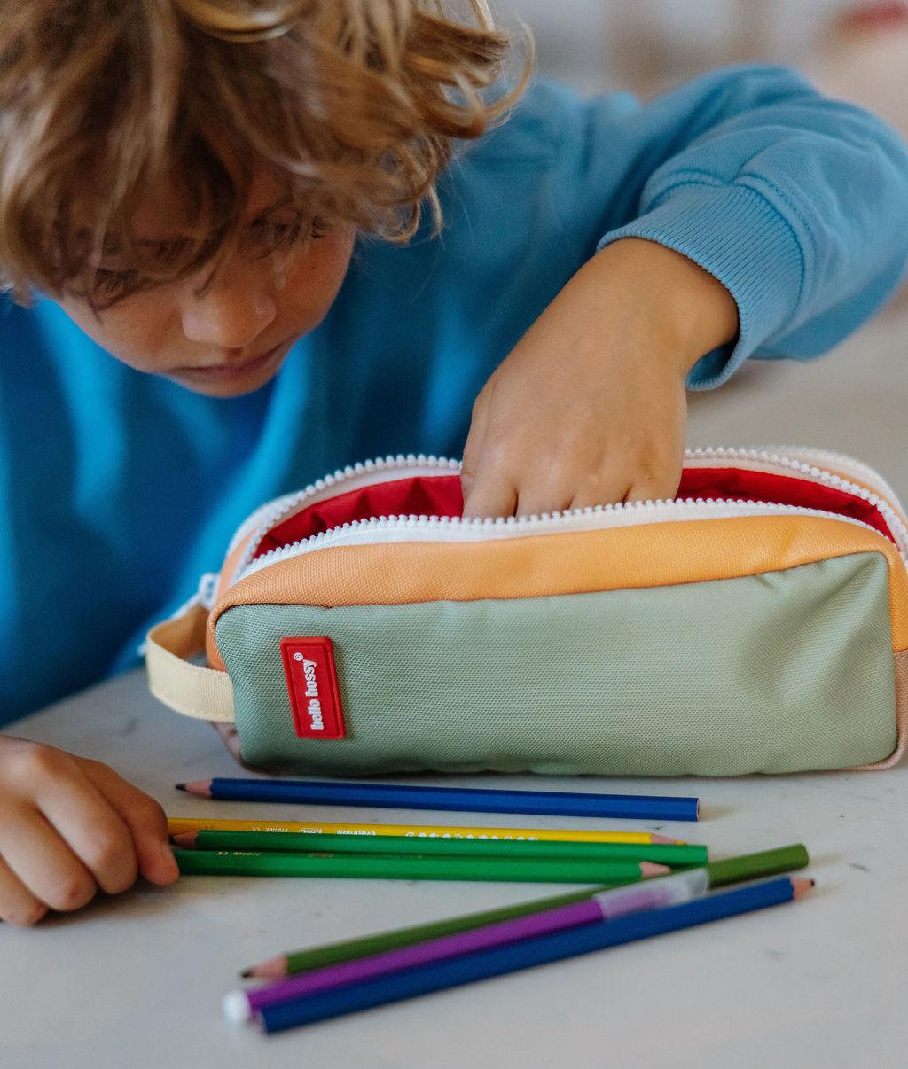 Estojo escolar infantil verde com detalhes laranja e compartimento duplo Hello Hossy