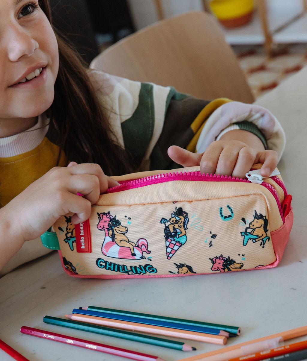 Estojo escolar infantil amarelo e rosa com padrão de unicórnio, fecho rosa Hello Hossy