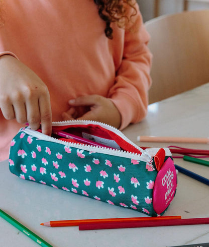Estojo escolar infantil verde com estampado de flores rosa e inscrição Cool Kids Only, Hello Hossy