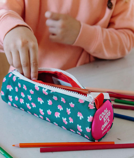 Estojo escolar infantil verde com estampado de flores rosa e fecho de correr Hello Hossy
