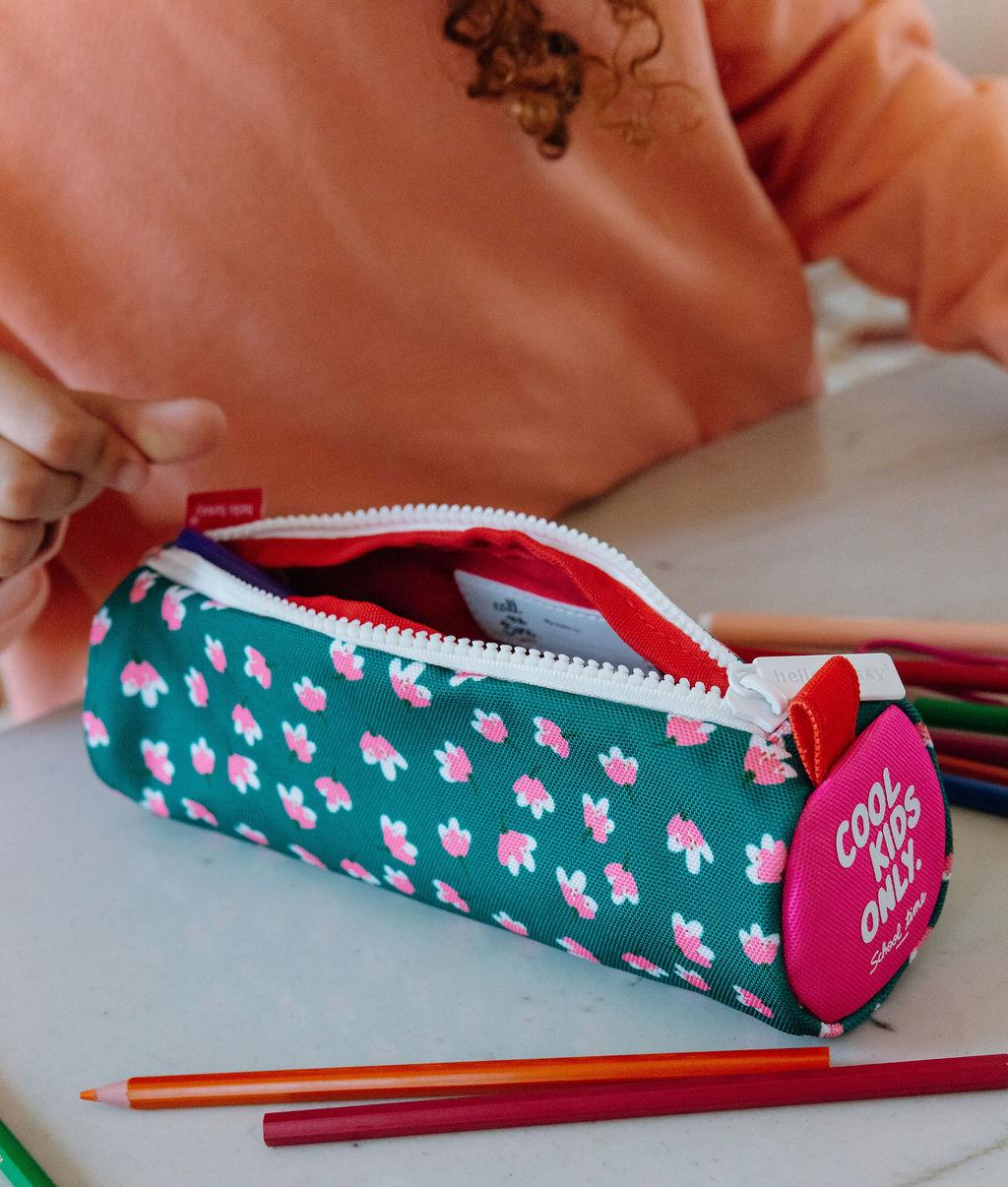 Estojo escolar para criança verde com estampado de flores rosa e abertura com fecho de correr Hello Hossy