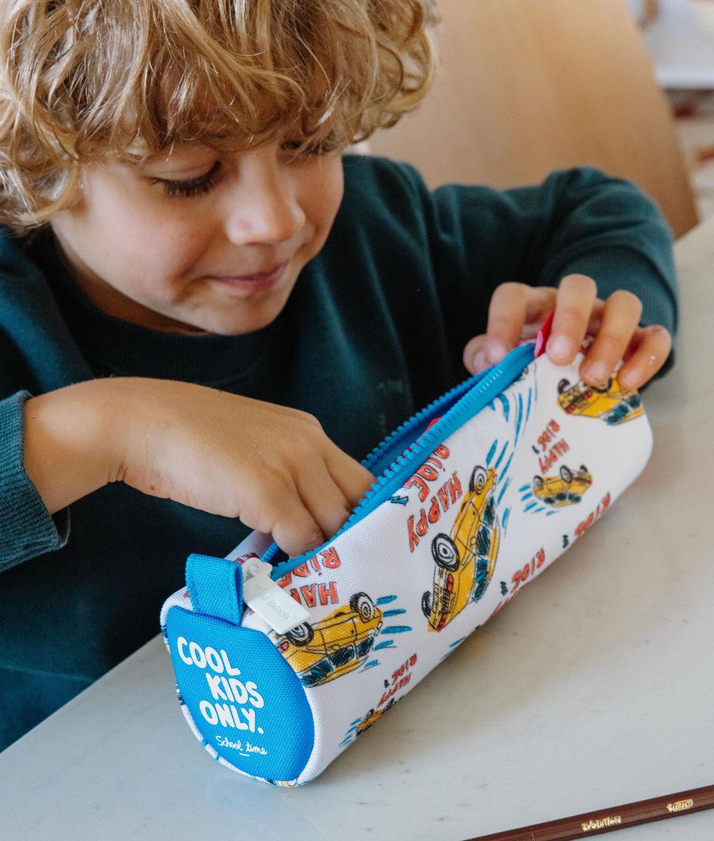 Estojo escolar infantil branco e laranja com padrão de carro e fecho azul Hello Hossy
