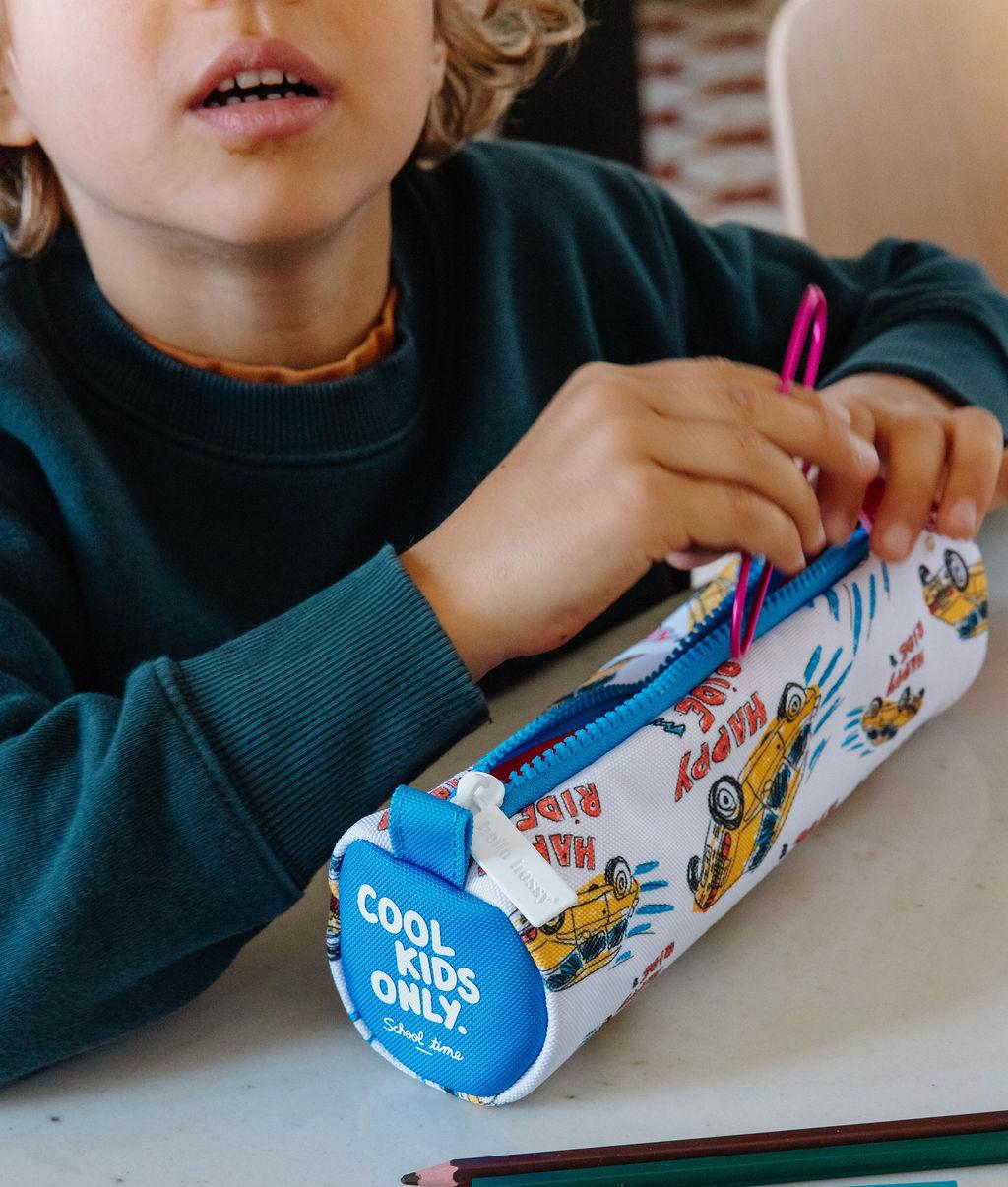 Estojo escolar infantil branco com estampado de carro e fecho azul Hello Hossy